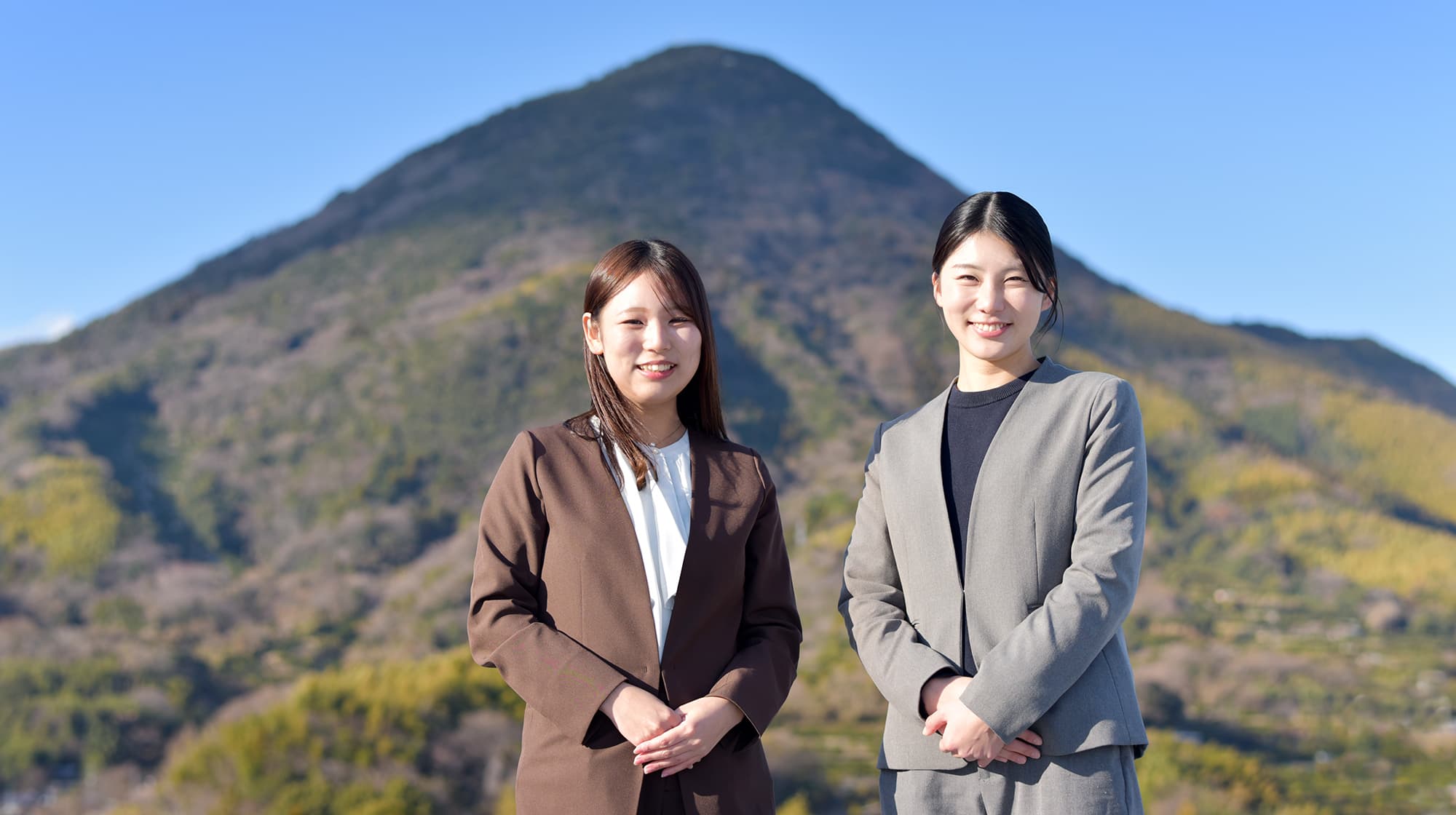 『高校生Ring』の学内運営にも携わられた、山本百華先生と、山本芽以先生