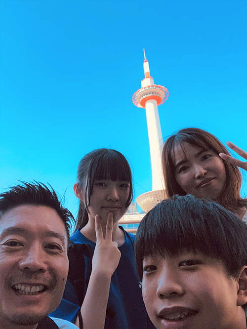 京都タワーを背景に家族写真を撮影するリクルート従業員・杉田良平