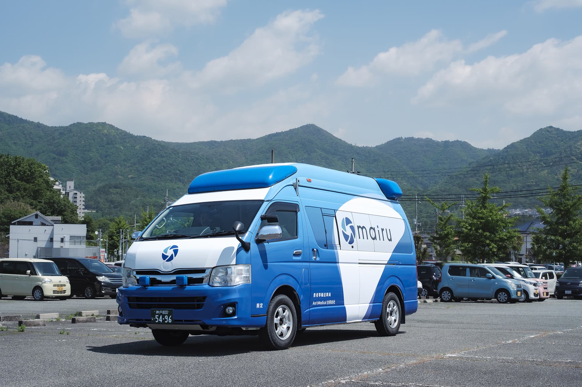 mairu techが展開する「mairu モビリティ」の車両。医療資格を持ったクルーが同乗する形で、しっかりとした支援が必要な方の搬送サービスを提供する