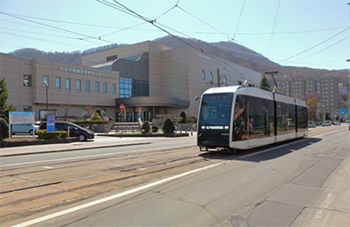 札幌市中央図書館と札幌市電車両（画像／PIXTA)